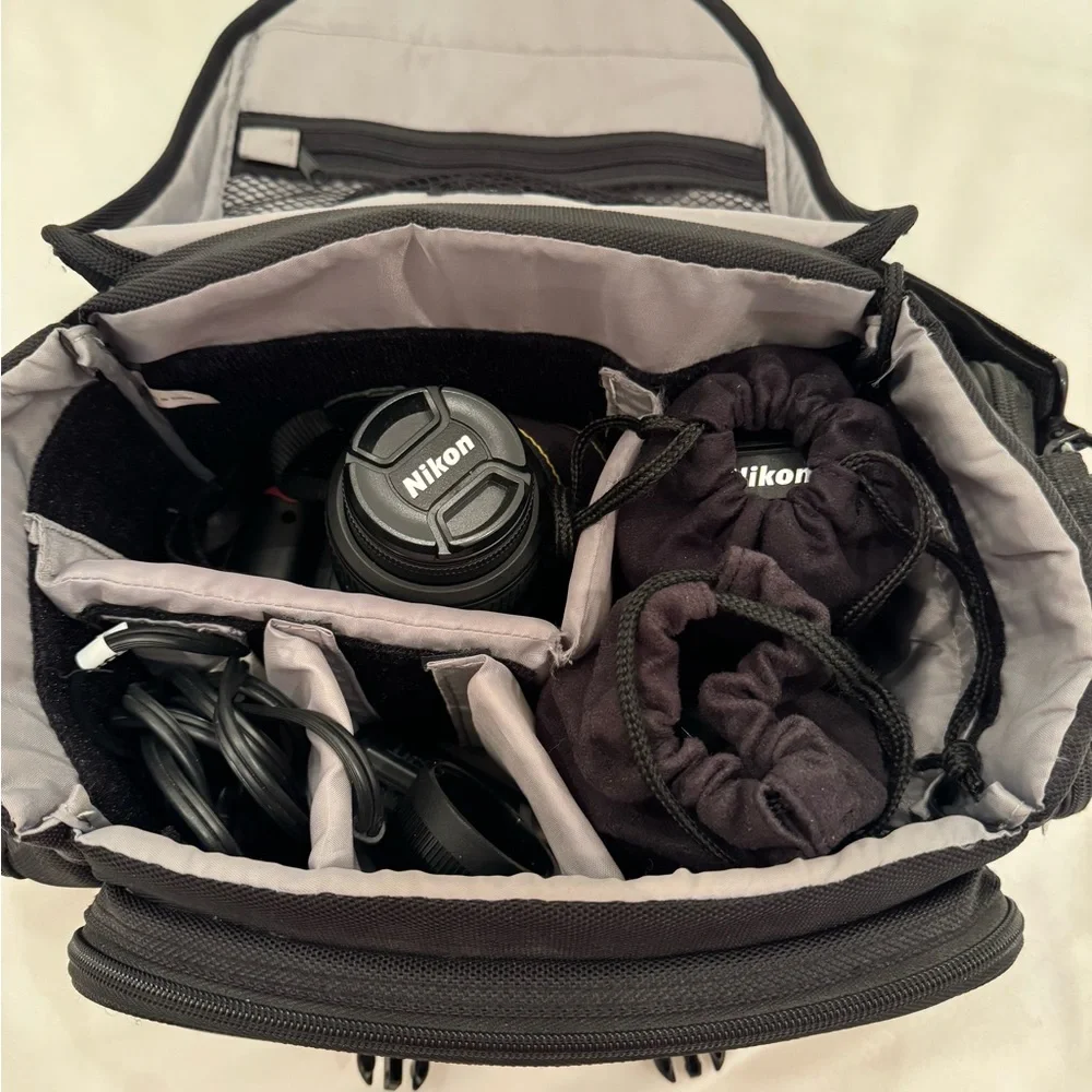 Nikon D3000 AF-S DX Digital VR Camera with 3 zoom lenses